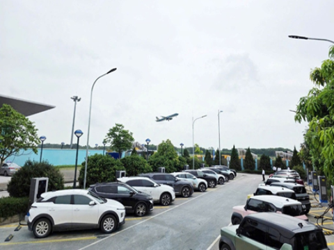 Tiên phong trong lắp trụ sạc xe điện, Cảng HKQT Vinh hướng tới trở thành cảng hàng không xanh (Green Airport)