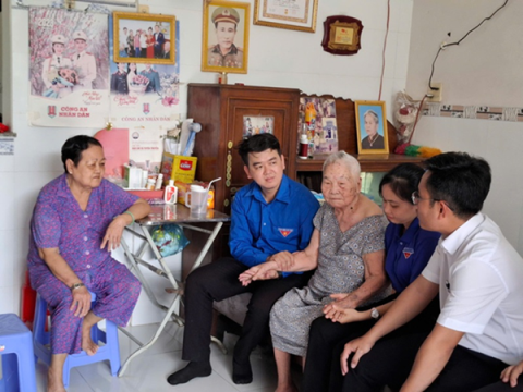Đoàn thanh niên Sở Khoa học và Công nghệ Cần Thơ thăm hỏi, tặng quà Mẹ Việt Nam Anh hùng nhân dịp kỷ niệm 78 năm Ngày Thương binh - Liệt sĩ (27/7/1947 – 27/7/2025)