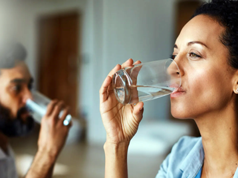 Uống nhiều nước phòng ngừa sỏi thận và bệnh gút