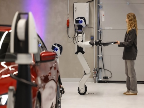 Nhà sản xuất ô tô BMW thử nghiệm robot hình người tại nhà máy Đức