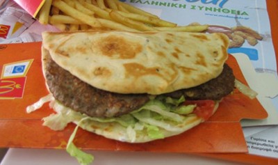Món Greek Burger tại Hy Lạp