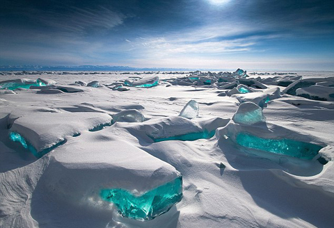Các khối băng cao đến 50 m xuất hiện trên mặt hồ Baikal ở Siberia của nước Nga lấp lánh như những kiệt tác của thiên nhiên đã được nhiếp ảnh gia Alexey Trofimov ghi lại.