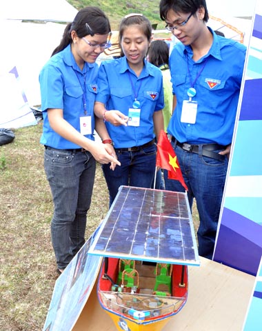 Mô hình tàu chạy bằng năng lượng mặt trời của sinh viên trường Đại học Bách khoa TP HCM. Kỹ sư Vương Hoàng Nguyên(phải), khoa Kỹ thuật tàu thủy, trường Đại học Bách khoa TP HCM- người đưa ra ý tưởng thiết kế chiếc tàu này cho biết, tàu được thiết kế sử dụng năng lượng điện mặt trời, chạy bằng động cơ, không tốn nhiên liệu xăng dầu và thân thiện với môi trường.(Có thể chạy được suốt hai ngày không có ánh nắng mặt trời vì đã tích trữ năng lượng trước đó). Chiếc tàu này dùng để chạy ven sông, ven biển dùng cho tuần tra hoặc phục vụ du lịch.