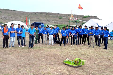 Tàu đệm khí của Thịnh chạy băng băng trên bãi cỏ thu hút sự quan tâm của nhiều người. Thịnh thổ lộ, nếu tàu này ứng dụng vào thực tiễn có thể phục vụ tuần tra ở vùng hải đảo xa, cứu hộ hoặc dùng thám hiểm, du lịch.