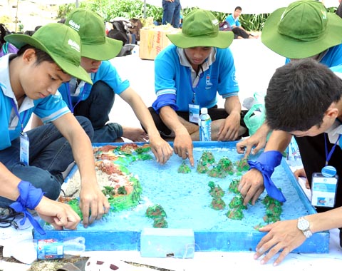 Các bạn sinh viên tái hiện mô hình bản đồ hình chữ S việt Nam và các cụm đảo Hoàng Sa, Trường Sa, chủ quyền biển đảo thiêng liêng của Tổ quốc.