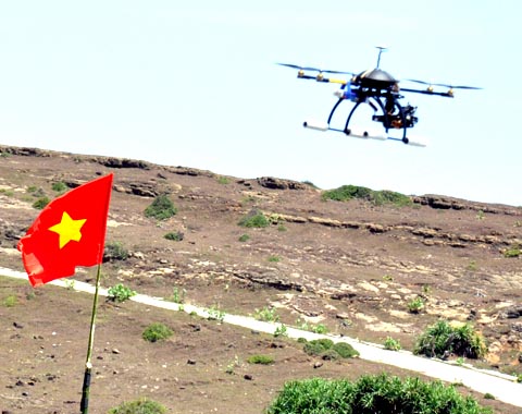 Bên cạnh các công trình khoa học của sinh viên ưu tú các trường Cao đẳng, Đại học, Ban tổ chức TW Hội Sinh viên Việt Nam, Trung tâm hỗ trợ và Phát triển sinh viên Việt Nam cũng trình diễn mô hình máy bay trực thăng đa năng tại buổi triển lãm chiều 3/5.
