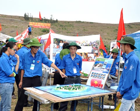 Các sinh viên ưu tú trường Đại học Xây dựng giới thiệu với các bạn về công trình ngăn cát chống sạt lở ở Quần đảo Trường Sa trong buổi khai mạc triển lãm ảnh và triển lãm khoa học công nghệ với chủ đề "Tự hào biển đảo Việt Nam".