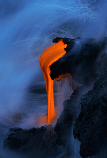 D&ograve;ng dung nham c&oacute; h&igrave;nh dạng giống như th&aacute;c nước.