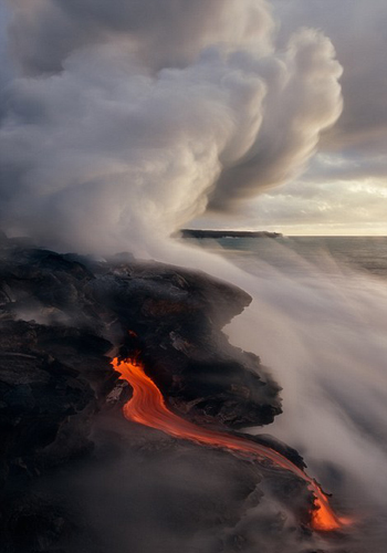 Dung nham l&agrave; đ&aacute; n&oacute;ng chảy tr&agrave;o ra từ n&uacute;i lửa trong qu&aacute; tr&igrave;nh phun tr&agrave;o. Khi phun tr&agrave;o từ n&uacute;i lửa, n&oacute; ở thể lỏng ở nhiệt độ khoảng 700 &deg;C đến 1.200 &deg;C (1.300 &deg;F đến 2.200 &deg;F). Mặc d&ugrave;, dung nham kh&aacute; nhớt, cao hơn nước khoảng 100.000 lần, n&oacute; c&oacute; thể chảy tr&ecirc;n một qu&atilde;ng đường d&agrave;i trước khi đ&ocirc;ng nguội th&agrave;nh đ&aacute;, do c&aacute;c đặc điểm thixotropic v&agrave; shear thinning của n&oacute;.[1][2]