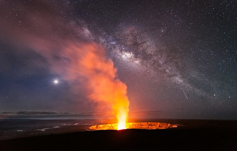 H&igrave;nh ảnh n&uacute;i lửa về đ&ecirc;m, với h&agrave;ng ng&agrave;n ng&ocirc;i sao tr&ecirc;n bầu trời, c&aacute;ch kết hợp n&agrave;y của nhiếp ảnh gia tạo n&ecirc;n bức ảnh tuyệt đẹp về dung nham n&uacute;i lửa.