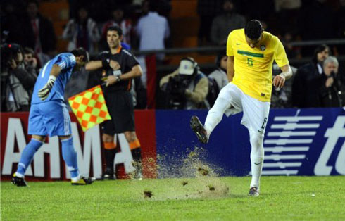 Brazil chỉ có thể tự trách bản thân khi phải sớm rời cuộc chơi ở Copa America 2011. Ảnh: AFP.