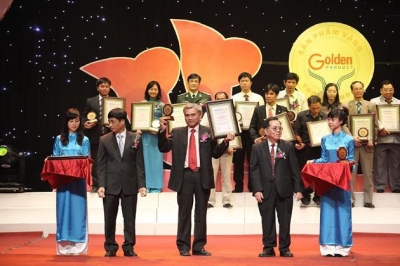 Giám đốc Nguyễn Trường Giang (người thứ ba, hàng trên từ trái sang) nhận Giải thưởng &quot;Sản phẩm vàng năm 2012&quot; của Công ty TNHH thiết bị Việt Ba.
