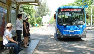 Xe buýt CNG đón khách tại trung tâm quận 1