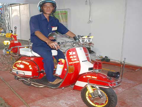 Trước đó, ông Thượng đã có sáng kiến chế tạo xe máy cứu hỏa được cải tiến từ chiếc xe Vespa