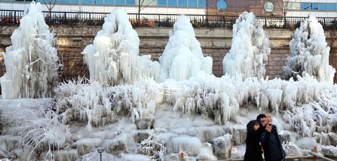 Nhiều người d&acirc;n th&iacute;ch th&uacute; ghi lại h&igrave;nh ảnh những "c&acirc;y th&ocirc;ng Noel bằng băng" tr&ecirc;n đường phố.