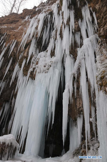 D&ograve;ng nước đang tu&ocirc;n chảy bị đ&ocirc;ng cứng khi v&agrave;o m&ugrave;a đ&ocirc;ng. 