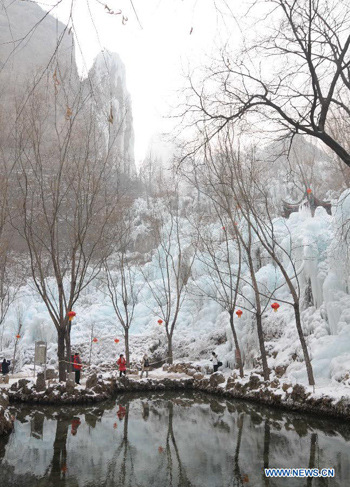 Cả v&ugrave;ng n&uacute;i được bao phủ bởi băng v&agrave; tuyết. 