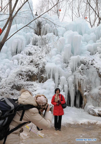 Kh&aacute;ch du lịch th&iacute;ch th&uacute; khi lạc v&agrave;o khu rừng băng. 