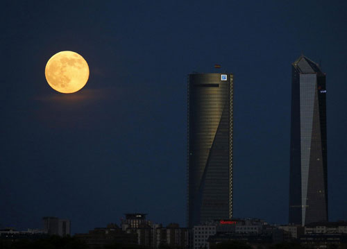 “Siêu mặt trăng” xuất hiện các tòa nhà cao tầng tại thành phố Madrid, Tây Ban Nha Ngắm siêu trăng trên khắp thế giới