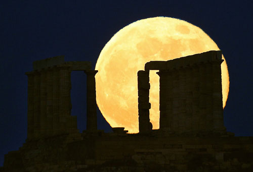 “Siêu mặt trăng” đang mọc phía sau ngôi đền cổ Poseidon ở Mũi Sounion, Hi Lạp Ngắm siêu trăng trên khắp thế giới