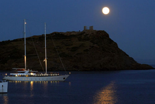 Mặt trăng tỏa sáng tuyệt đẹp xuống biển quanh Mũi Sounion, Hi Lạp Ngắm siêu trăng trên khắp thế giới