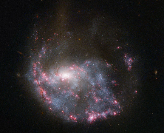 Thiên hà NGC 922 có rất nhiều lỗ đen lớn, là hậu quả của một vụ va chạm giữa hai thiên hà từ 300 triệu năm trước.