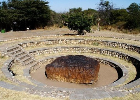Thiên thạch Hoba nặng khoảng 60 tấn. Thiên thạch này được phát hiện tại Namibia năm 1920