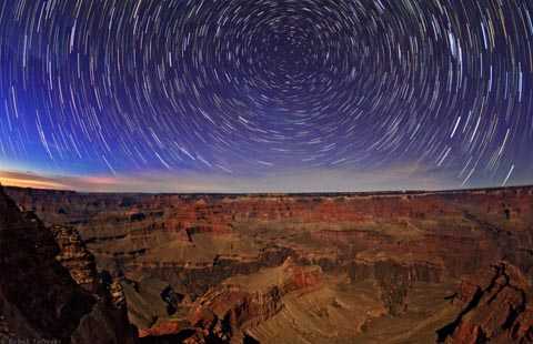 Kỳ quan Grand Canyon ở miền Tây Nam nước Mỹ hiện lên kỳ ảo dưới ánh trăng. Các nghiên cứu vừa qua cho biết khu vực này bị xói mòn từ 70 triệu năm trước, để lại các tầng đá trầm tích như cuốn sử địa chất của từ 200 triệu tới 2 tỷ năm trước. Bức ảnh phơi sáng cho thấy các ngôi sao đang chuyển động quanh sao Bắc Cực do Trái Đất tự quay.