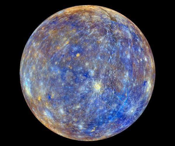 NASA đã tô màu để làm rõ sự khác biệt về mặt hóa học và vật lý giữa các lớp đá trên bề mặt sao Thủy. Bộ ảnh vũ trụ tuyệt đẹp của NASA