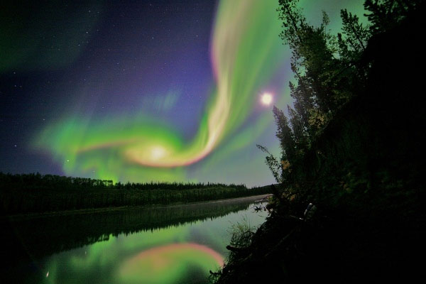 Ánh sáng màu xanh lá và đỏ tại khu vực Whitehorse, Yukon, Mỹ vào ngày 3/9 năm ngoái do hiện tượng CME tạo ra. Bộ ảnh vũ trụ tuyệt đẹp của NASA