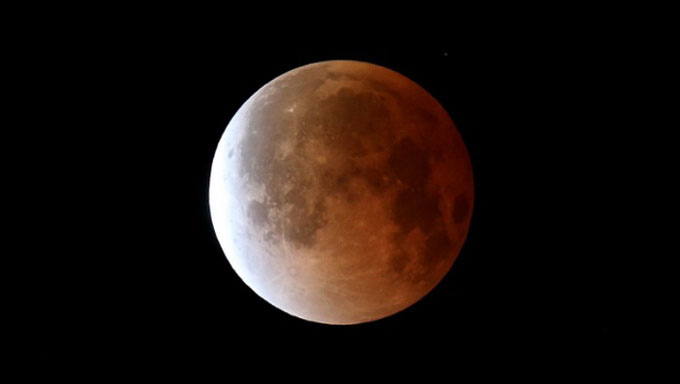 H&igrave;nh ảnh mặt trăng m&aacute;u đổi m&agrave;u