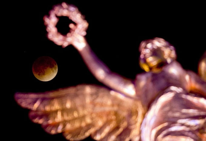 H&igrave;nh ảnh mặt trăng m&aacute;u đổi m&agrave;u